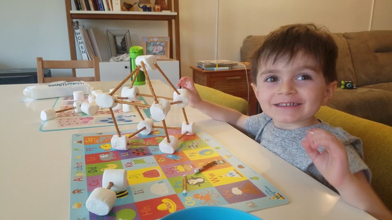 Indoor Spiele Kinder, die den Alltag drinnen spannend machen