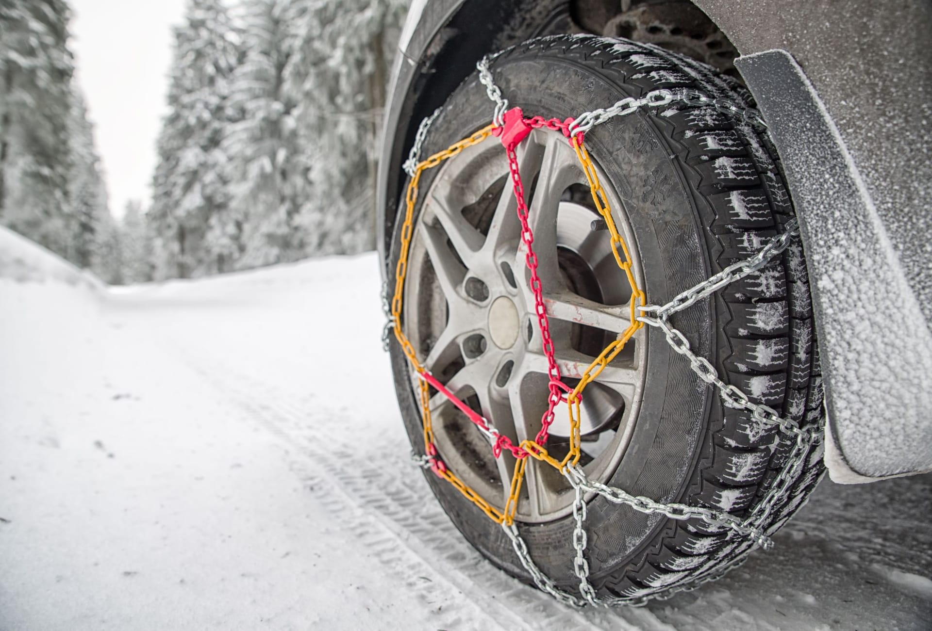 Schneeketten richtig anlegen: Eine Schritt-für-Schritt-Anleitung