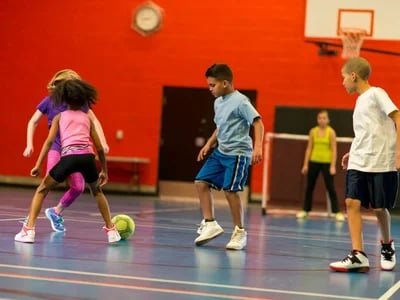 Aktive Kinderstunden gestalten mit Spiele Kindergarten Turnhalle und Rollenwechsel