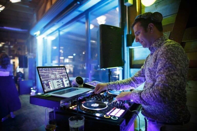 Den besten Hochzeits-DJ auswählen: Tipps und Tricks für Frischvermählte