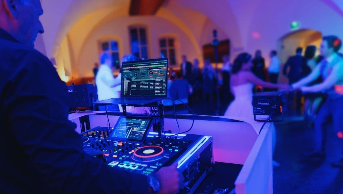 Stimmung schaffen: Die Bedeutung eines Hochzeits-DJs an Ihrem großen Tag