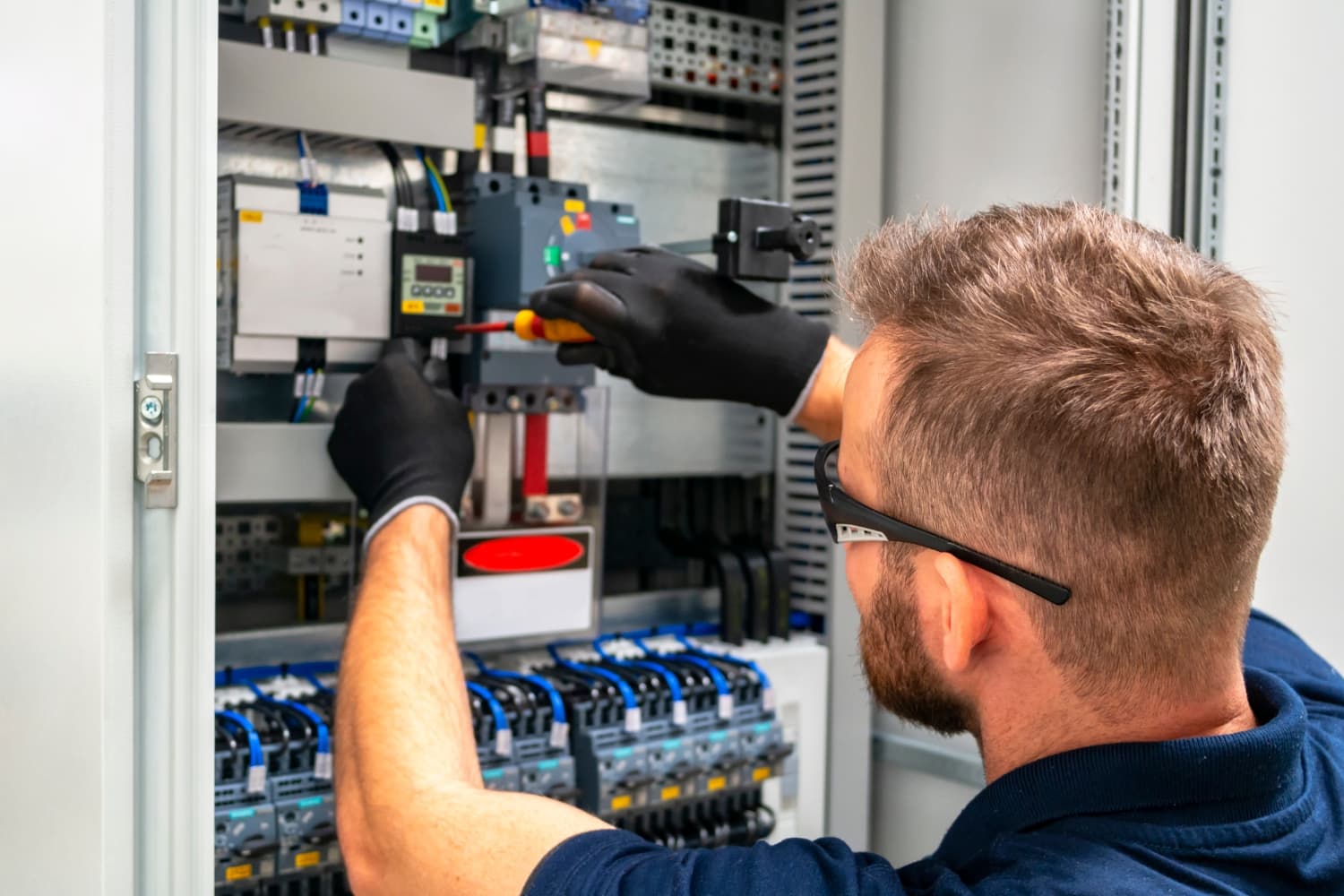 Prüfung elektrischer Anlagen: Warum sie auch für kleine Betriebe essenziell ist