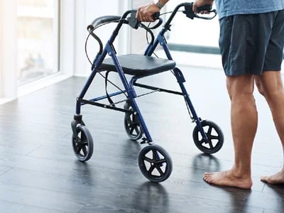 Rollator schmal 40 cm für enge Räume und Wohnung