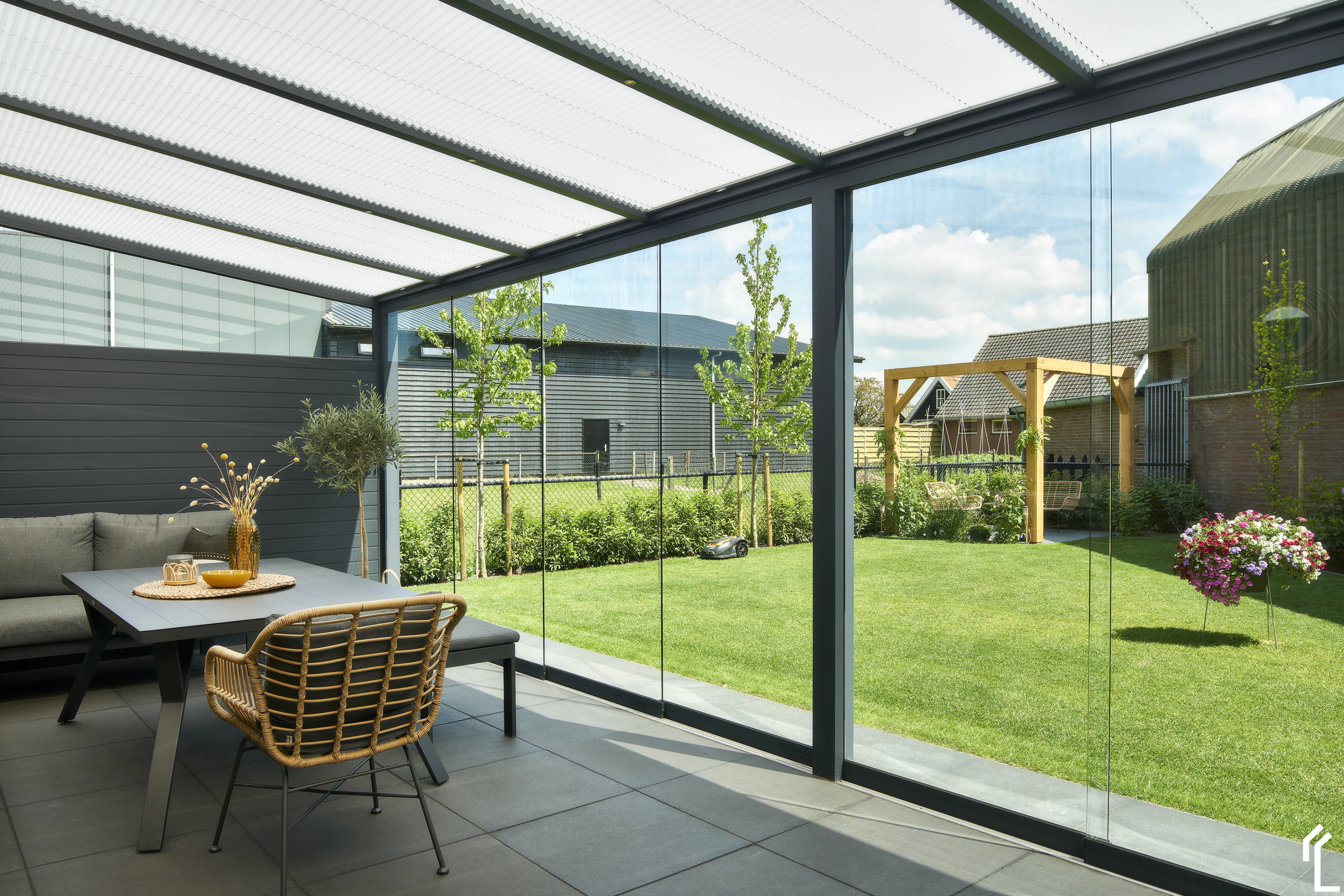 Glasschiebewand und Terrassenüberdachung mit Solundo
