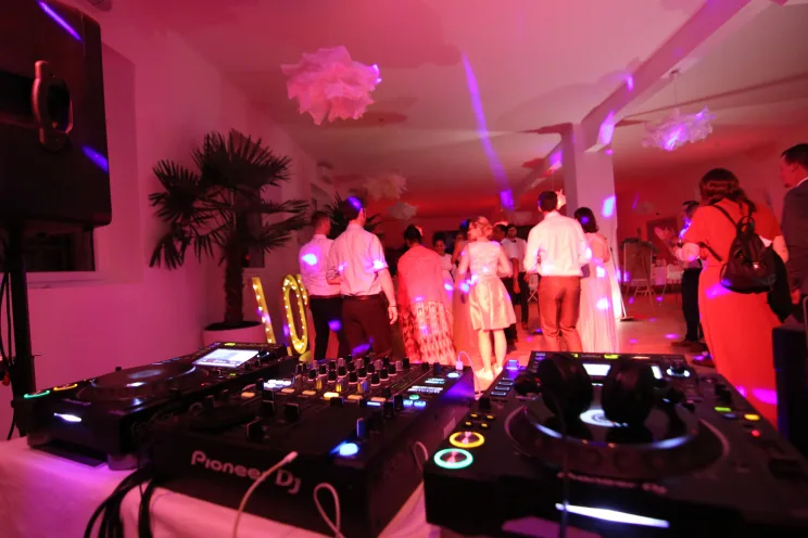 Herzen harmonisieren: Die Macht eines erfahrenen Hochzeits-DJs