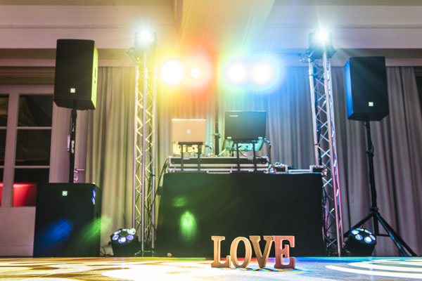 Machen Sie Ihr Hochzeitserlebnis zu einem ganz besonderen Erlebnis: Der ultimative Leitfaden zu den wichtigsten DJs für Ihre Hochzeit